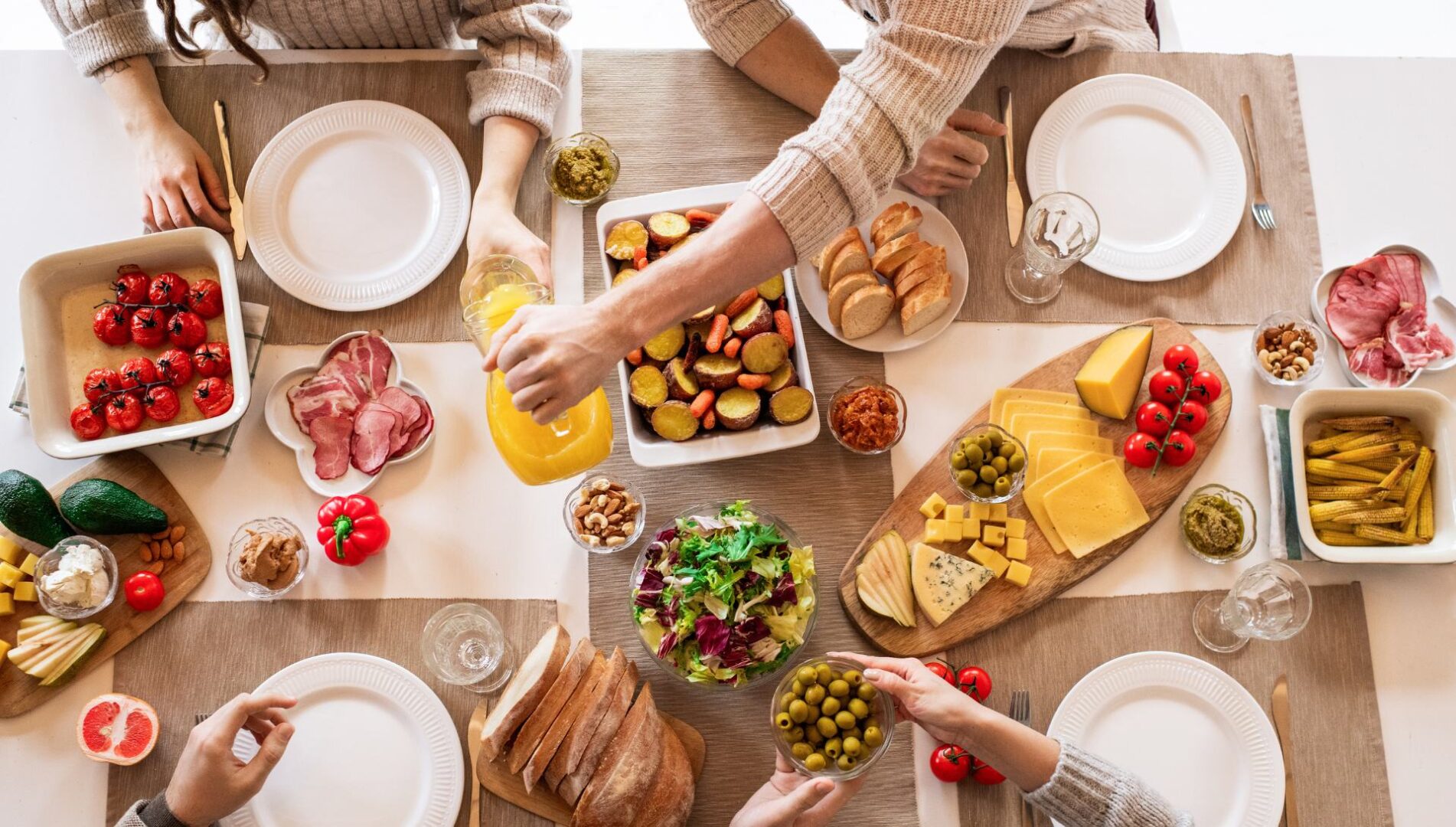 Persone che stanno mangiando a tavola