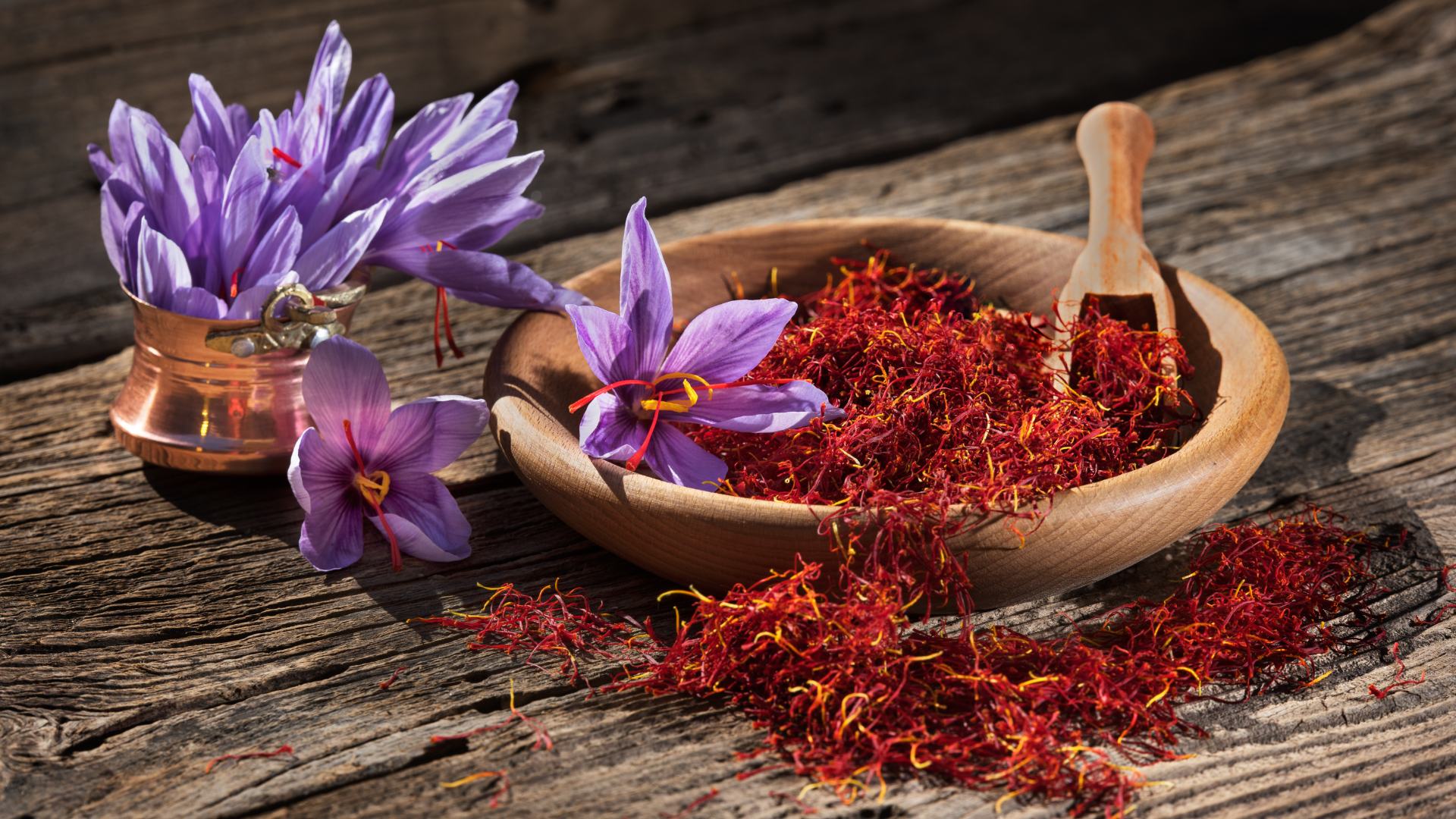 Fiori di zafferano e spezia dello stesso