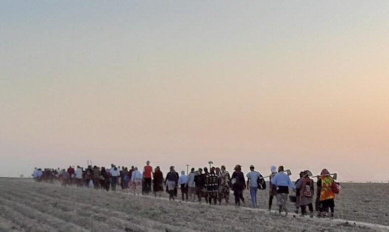 Lavoratori di rientro da campo di zafferano