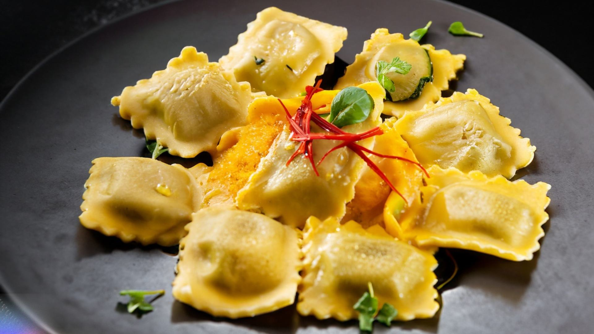 Ravioli allo zafferano ripieni di verdure