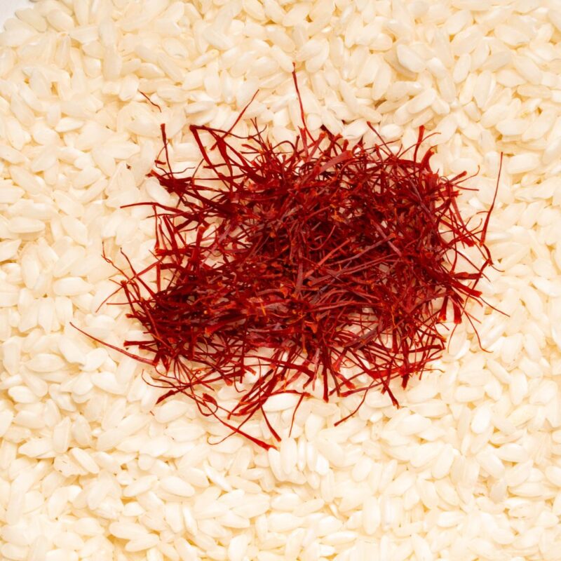 Filamenti di zafferano posati su riso crudo