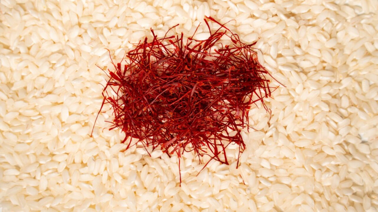 Riso crudo e stimmi di zafferano