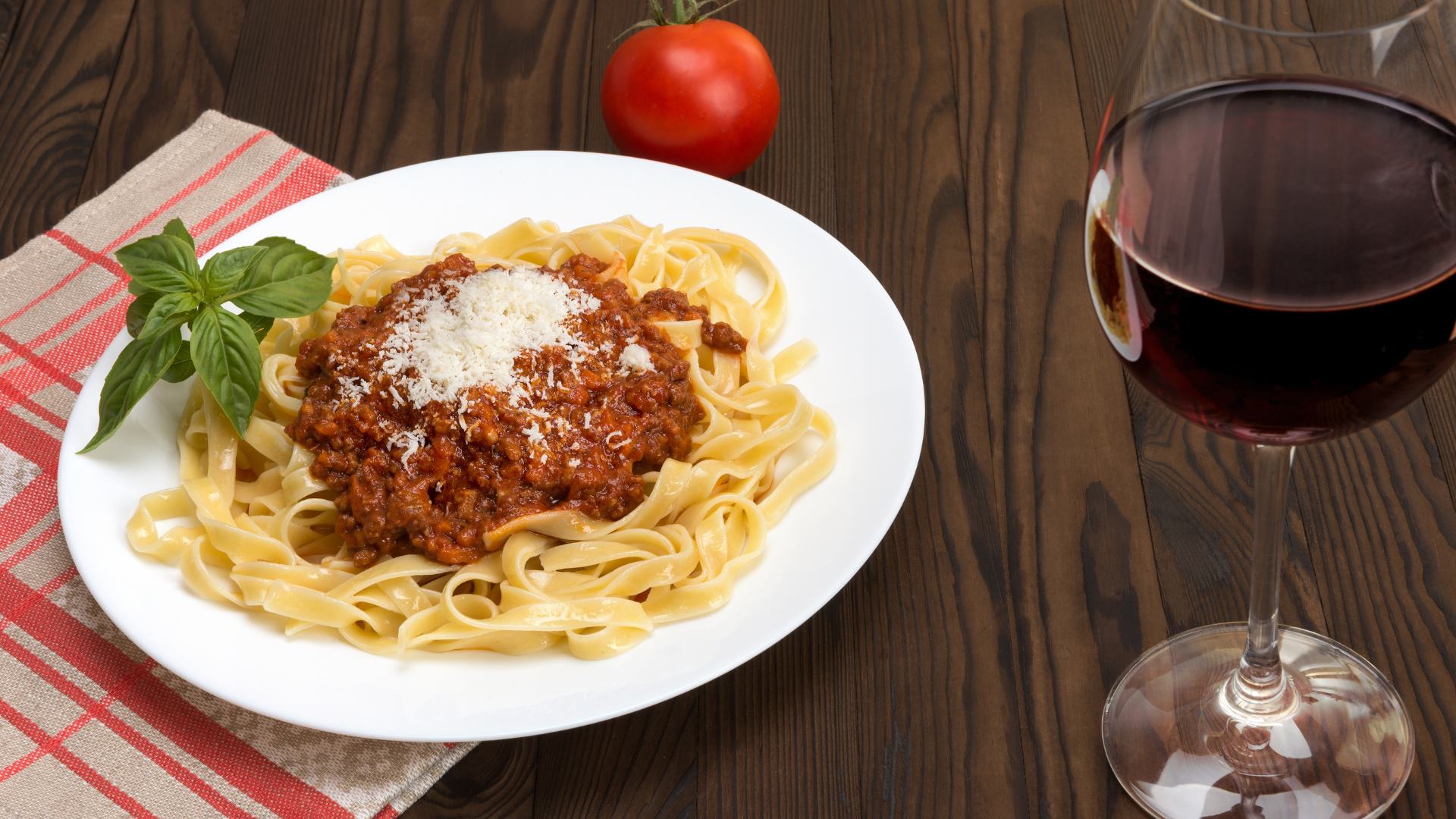 Abbinamento zafferano e vino: tagliatelle al ragù di carne